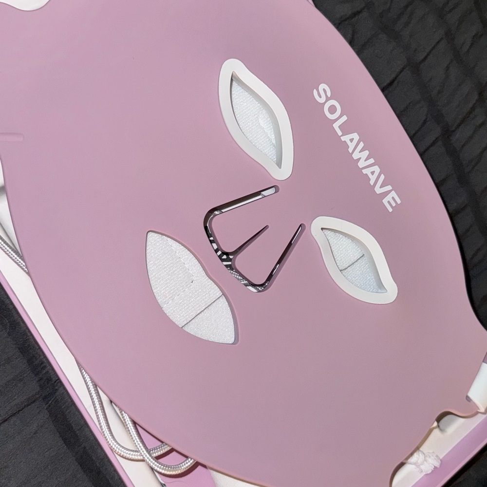 New in box SOLAWAVE Wrinkle Retreat Pro Light Therapy Face Mask - Pink - Picture 2 of 4
